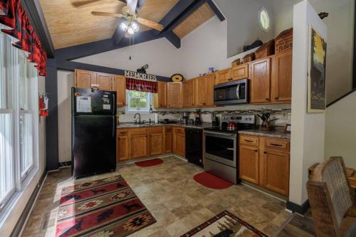 Kitchen, Misty Mountain Hop - Cobbly Nob Cabin with HotTub, Fast Wi-Fi, Privacy, Pool in Pittman Center