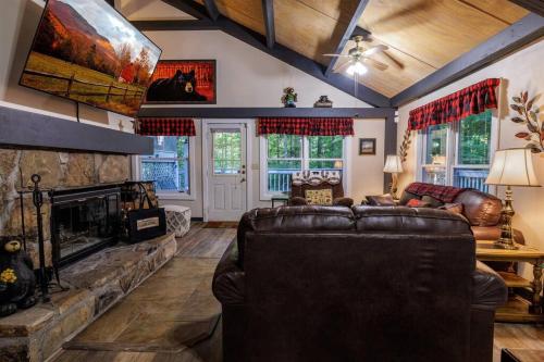 Misty Mountain Hop - Cobbly Nob Cabin with HotTub, Fast Wi-Fi, Privacy, Pool