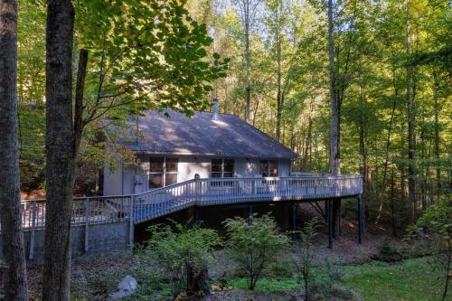 Misty Mountain Hop - Cobbly Nob Cabin with HotTub, Fast Wi-Fi, Privacy, Pool