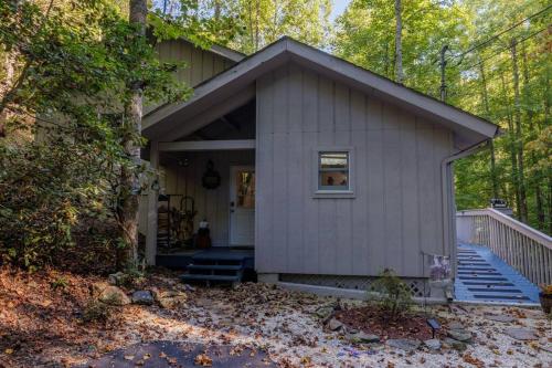 Misty Mountain Hop - Cobbly Nob Cabin with HotTub, Fast Wi-Fi, Privacy, Pool