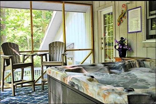 Hot tub, Misty Mountain Hop - Cobbly Nob Cabin with HotTub, Fast Wi-Fi, Privacy, Pool in Pittman Center