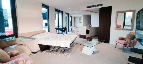 Spacious 2-bedroom suite, luxury living, with Indoor Pool, Sauna, Gym