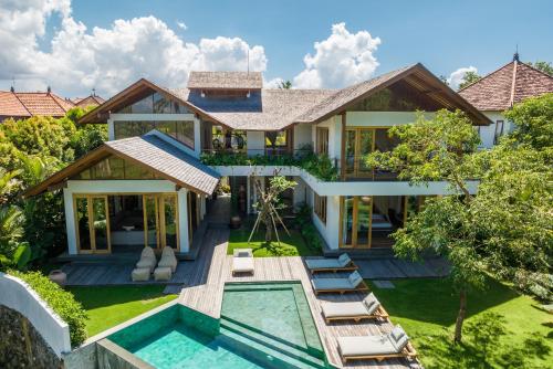 Villa room in Villa Kauh - Luxury Tropical 5BR Villa Close to Pererenan Beach