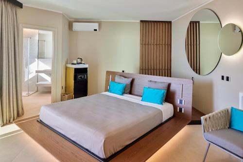 Deluxe Double Room with Balcony and Sea View