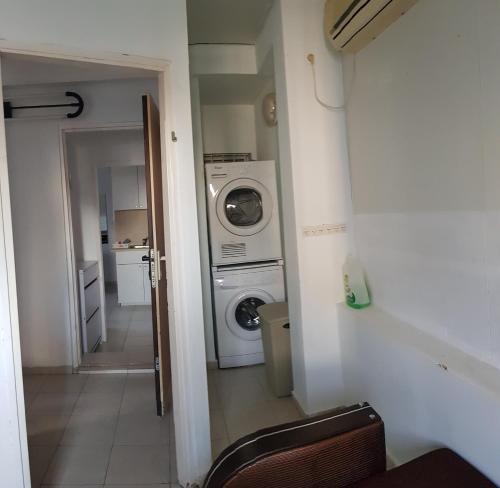 Cozy Flat with Parking well-placed near TLV Airport in 로드