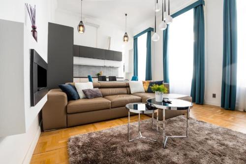 Deluxe Quentin Home next to the Fashion Street - image 10