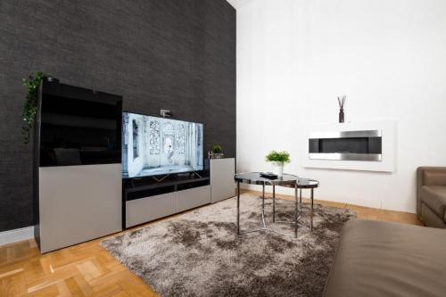 Deluxe Quentin Home next to the Fashion Street - image 11