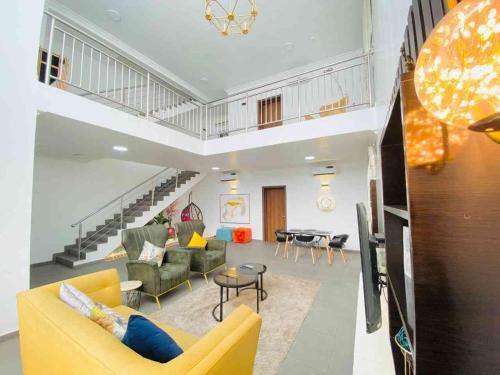 Hot 3 bedroom terrace with private cafe and laundry
