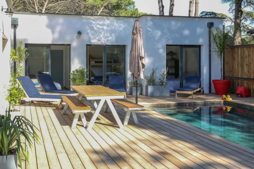 Contemporary house with heated pool in a magnificent pine forest in Aigues-Mortes