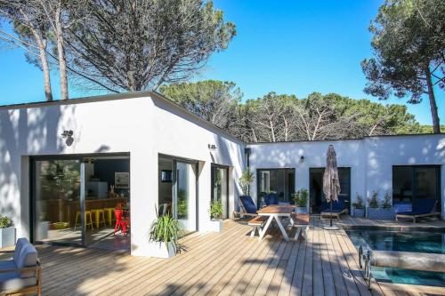 Contemporary house with heated pool in a magnificent pine forest in Aigues-Mortes