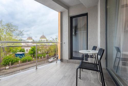 Deluxe One-Bedroom Apartment with Terrace image 10