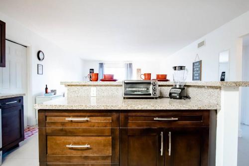 B1 - Endless Summer Vacation Rentals - Modern Comfort Year Round in Fort Lauderdale, USA