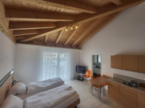 2 twin beds