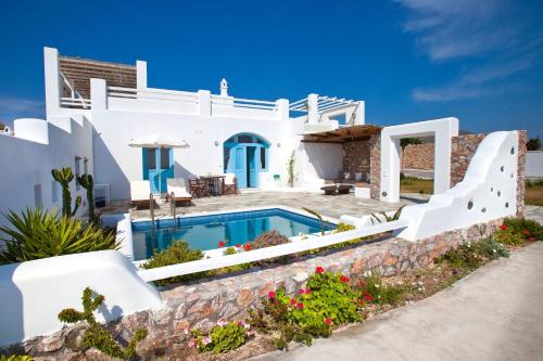 Anema Santorini Luxury Suites&Villas Set in a prime location of Santorini, Anema Residence puts everything the city has to offer just outside your doorstep. The hotel offers a wide range of amenities and perks to ensure you have a great 