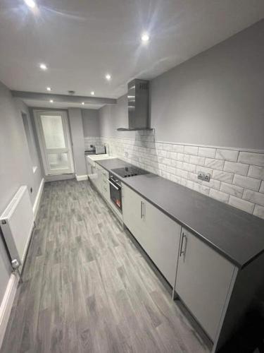 Picture of Large 1 Bedroom Flat With Private Parking