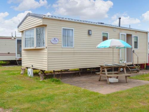 B&B Bacton - Norfolk Lavender Caravan - Sleeps 4 - WiFi and Sky TV Included - Bed and Breakfast Bacton