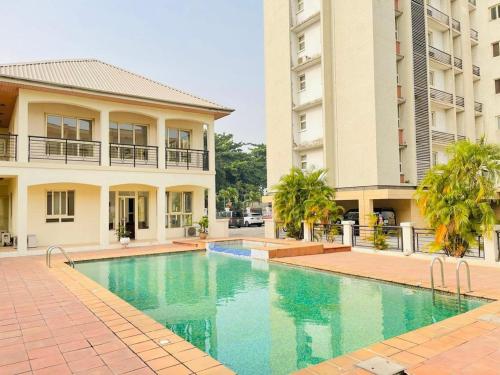 Lush 3 bedroom appartment with pool and gym