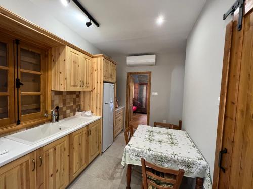 Konyha, Eftis - Renovated Traditional House in Ómodosz
