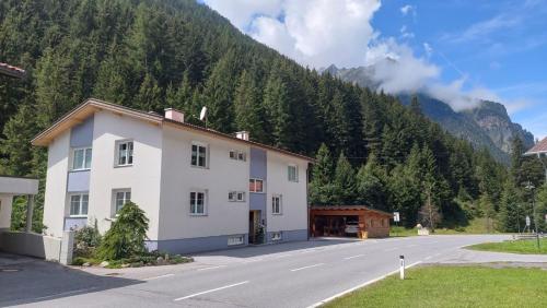 beim Holzwurm Andy in St. Leonhard im Pitztal, Österreich