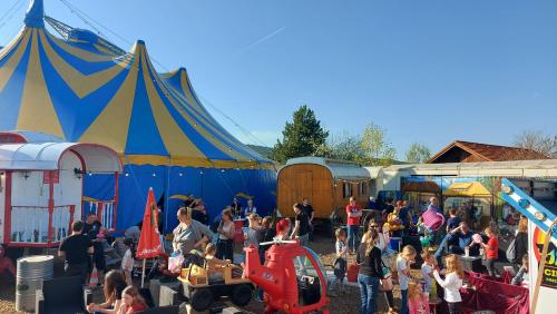  Cinema Circus Zirkuswagen, Unterkunft in Bad Fischau