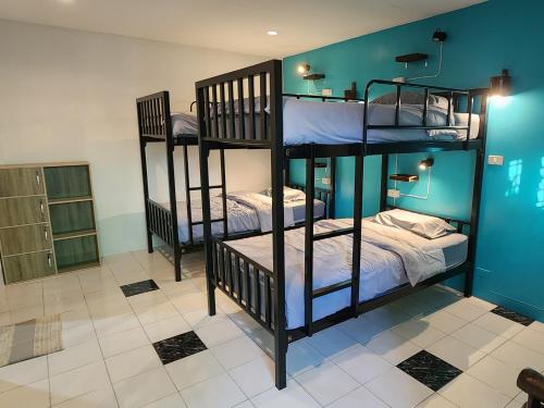 ห้องพักรวมชายหญิงแบบ 4 เตียง (4-Bed Mixed Dormitory Room)