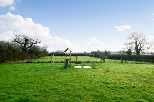 Játszótér, The Country Lodge at Hill House Farm Cheshire in Rushton (Cheshire East)