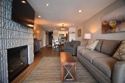 202B - Lakefront King Bed Condo Sleeps 4 Recently Renovated! - image 10