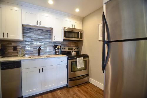 202B - Lakefront King Bed Condo Sleeps 4 Recently Renovated! - image 3