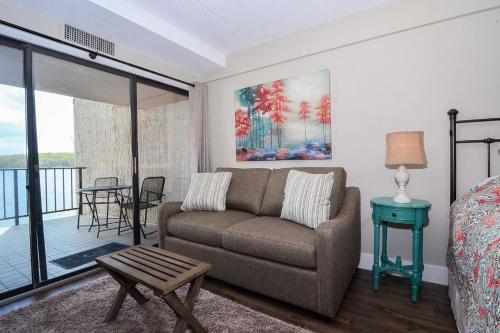 202B - Lakefront King Bed Condo Sleeps 4 Recently Renovated! - image 11