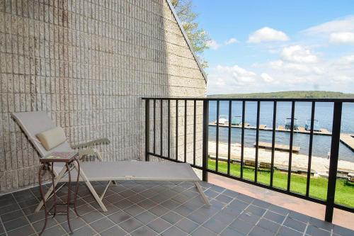 202B - Lakefront King Bed Condo Sleeps 4 Recently Renovated! - image 12