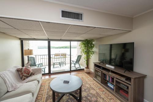 102B One Bedroom One Bath in Oakland, USA