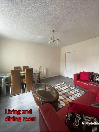 Super deluxe extra large 3 bedroom apartment in Lofthouse (Leeds)