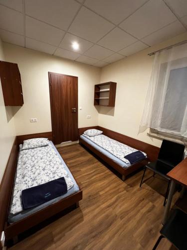 2 twin beds