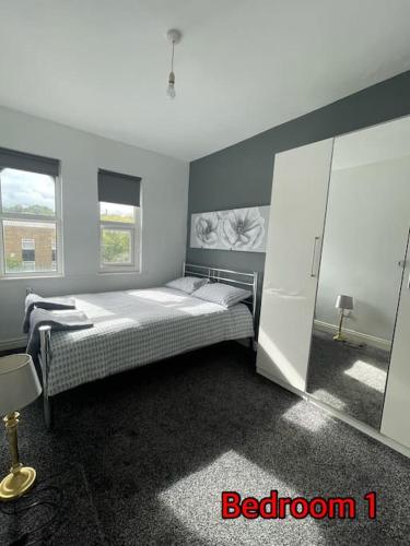 Cheerful 2 bedroom mid terrace house in BD2 gîte à louer Valley Parade
