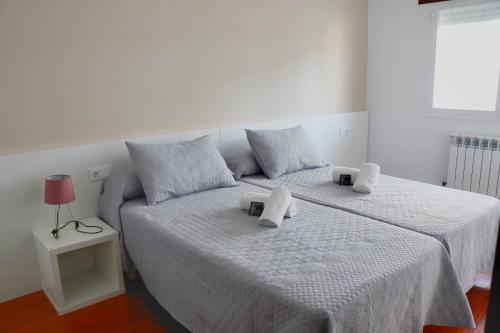 2 twin beds, 1 sofa bed