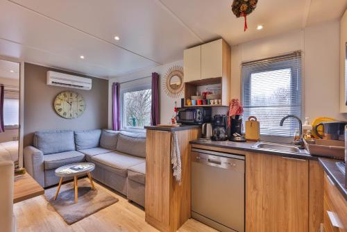 Grand Mobil Home 6 personnes climatisé avec 3 chambres et 2 salles de bains à Munster en Alsace