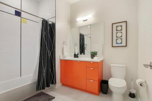 Elegant 2BR Apartment with In-Unit Laundry - Sheridan 102 - main image