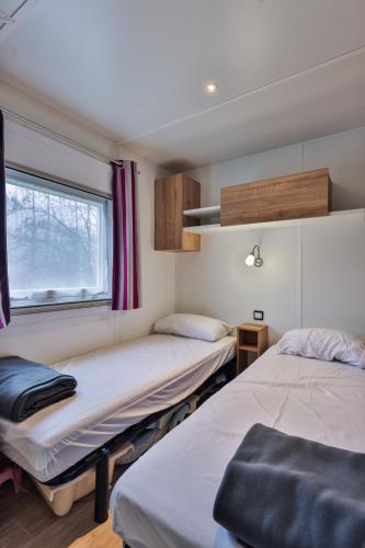 Grand Mobil Home 6 personnes climatisé avec 3 chambres et 2 salles de bains à Munster en Alsace