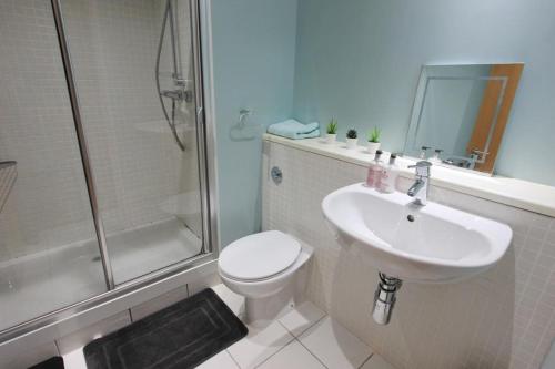 Spacious 2 Bed, 2 Bath apartment -The Shore, Leith - Tap to explore photos