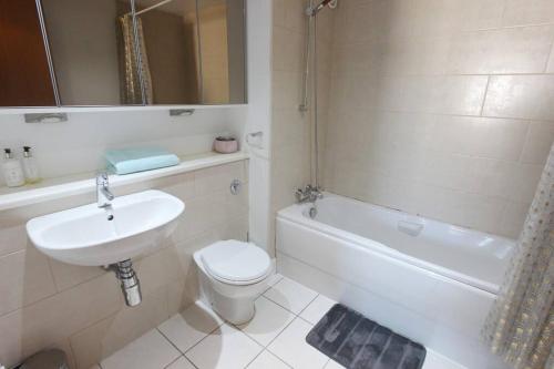 Spacious 2 Bed, 2 Bath apartment -The Shore, Leith - Tap to explore photos