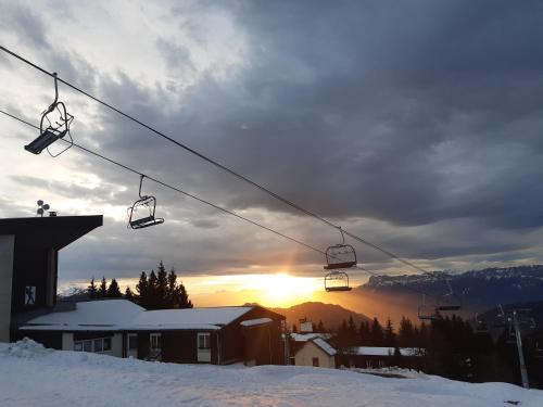 Family apartment on the skiing slope - Location saisonnière - Allevard