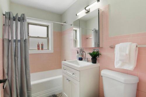 Fascinating 1BR Apartment close to Leisure Center - Davis GDN - image 5