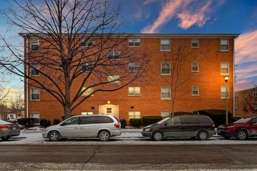 Fascinating 1BR Apartment close to Leisure Center - Davis GDN - main image