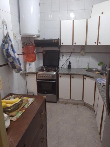 Kitchen, Habitaciones privadas doble y single con bano compartido en casa familiar in Caballito