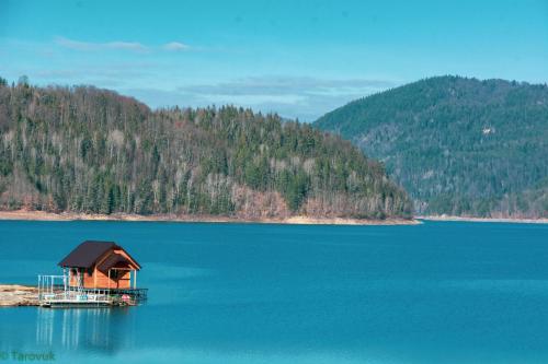 A környék, Tarovuk cabin in Jezdici