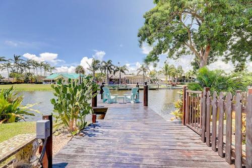 Classy N' Cozy Delray home! Pool with water view