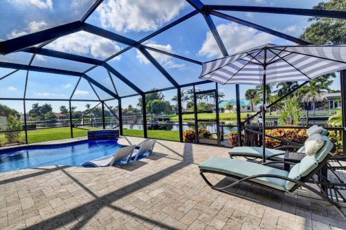 Classy N' Cozy Delray home! Pool with water view