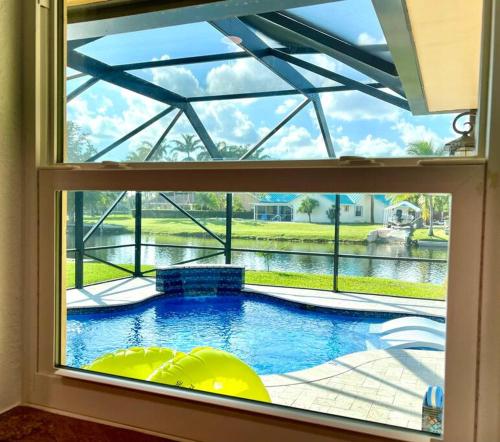 Classy N' Cozy Delray home! Pool with water view