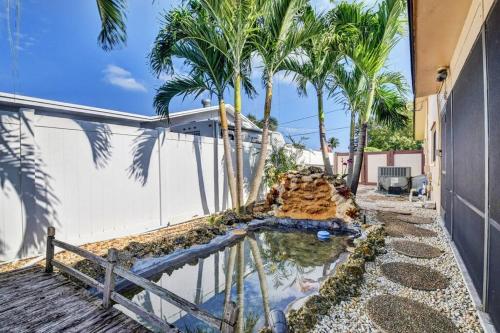 Classy N' Cozy Delray home! Pool with water view