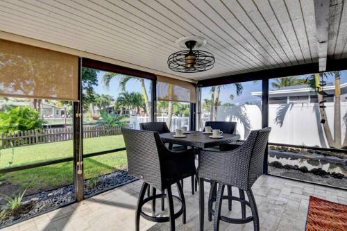 Classy N' Cozy Delray home! Pool with water view